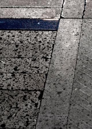 Lastra in pietra lavica marrone con venature minerali, perfetta per progetti di lusso.