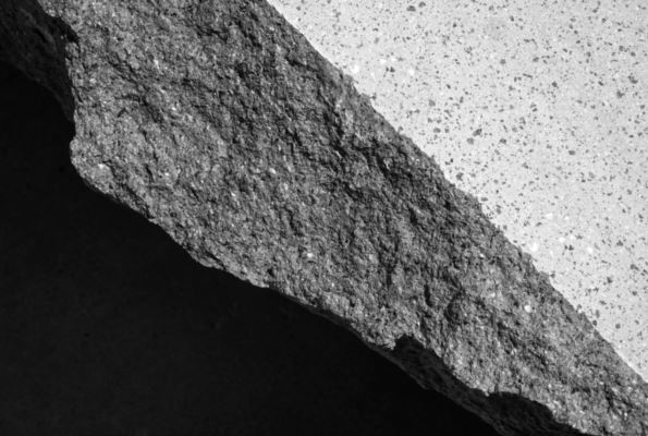 Pietra lavica vs marmo: confronto per interni di lusso