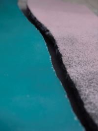 L’eleganza classica del marmo vs il carattere contemporaneo della pietra lavica