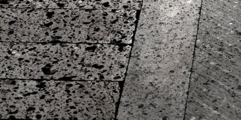Lastra in pietra lavica marrone con venature minerali, perfetta per progetti di lusso.