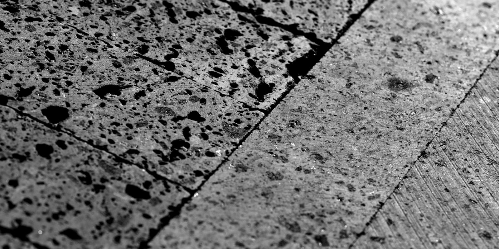 Pietra lavica naturale non trattata con venature minerali, ideale per design moderni.